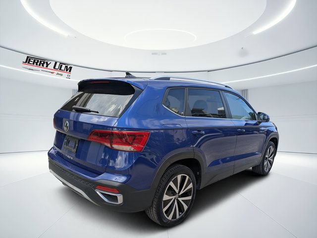 Used 2022 Volkswagen Taos SE w/ Panoramic Sunroof Package FWD image 3