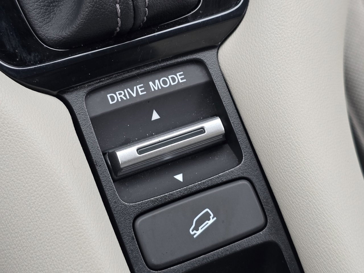 Used 2025 Honda HR-V LX image 5