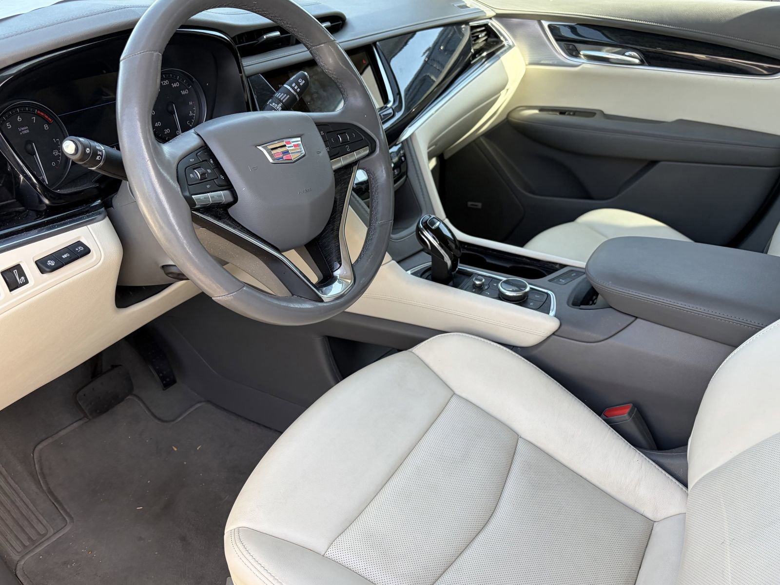 Used 2023 Cadillac XT6 Premium Luxury w/ Technology Package FWD image 11