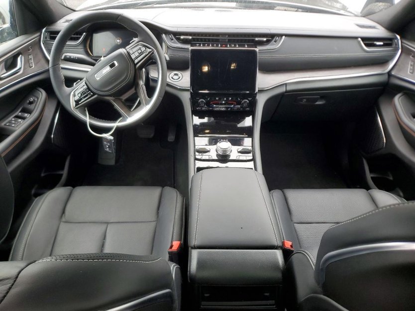 Used 2025 Jeep Grand Cherokee Overland w/ Luxury Tech Group IV image 7