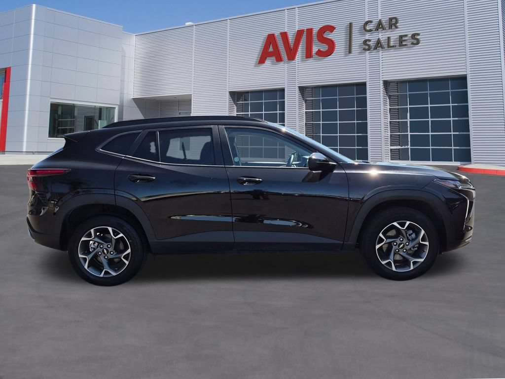 Used 2025 Chevrolet Trax LT w/ LT Convenience Package FWD image 5