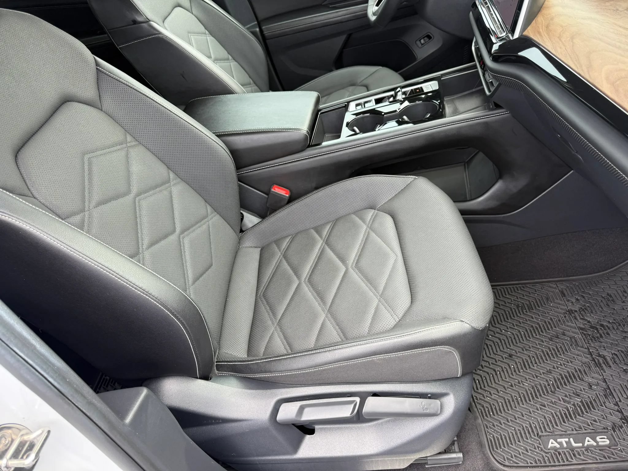 Used 2024 Volkswagen Atlas SE FWD image 26