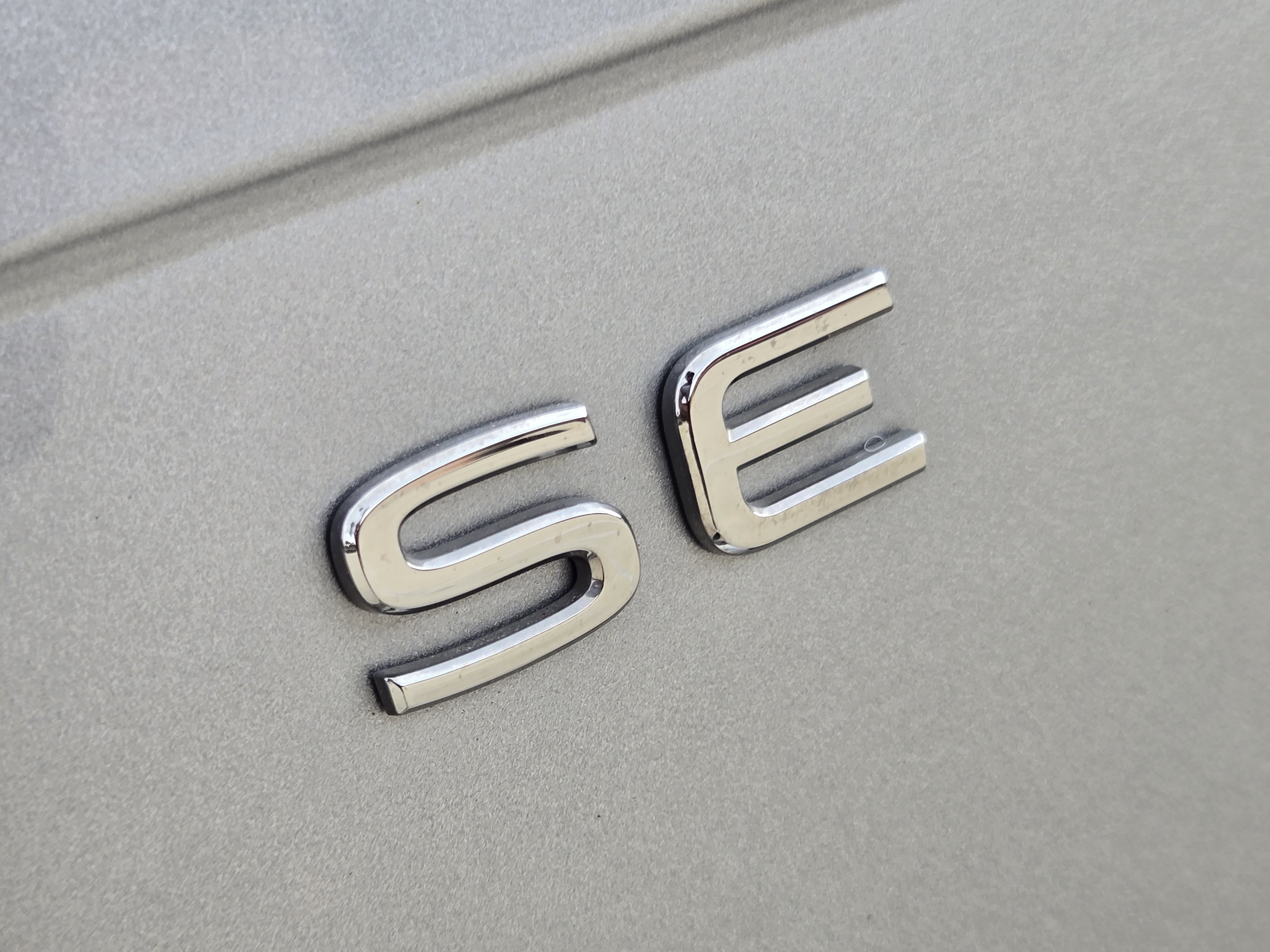 Used 2024 Volkswagen Tiguan SE R-Line FWD image 32