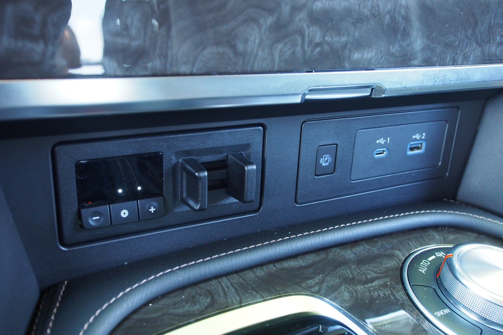 Used 2023 Nissan Armada Platinum w/ Captain's Chairs Package AWD/4WD image 33