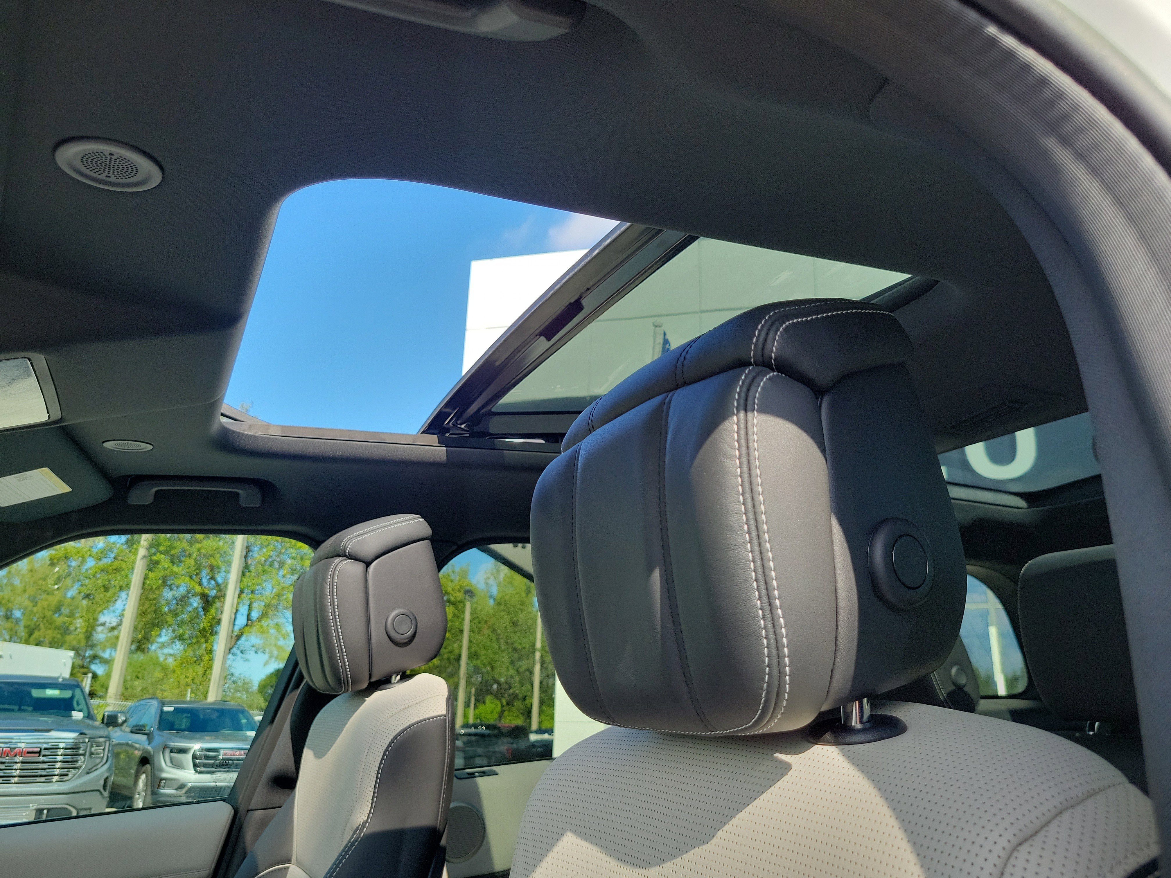 Used 2023 Land Rover Discovery HSE R-Dynamic image 12