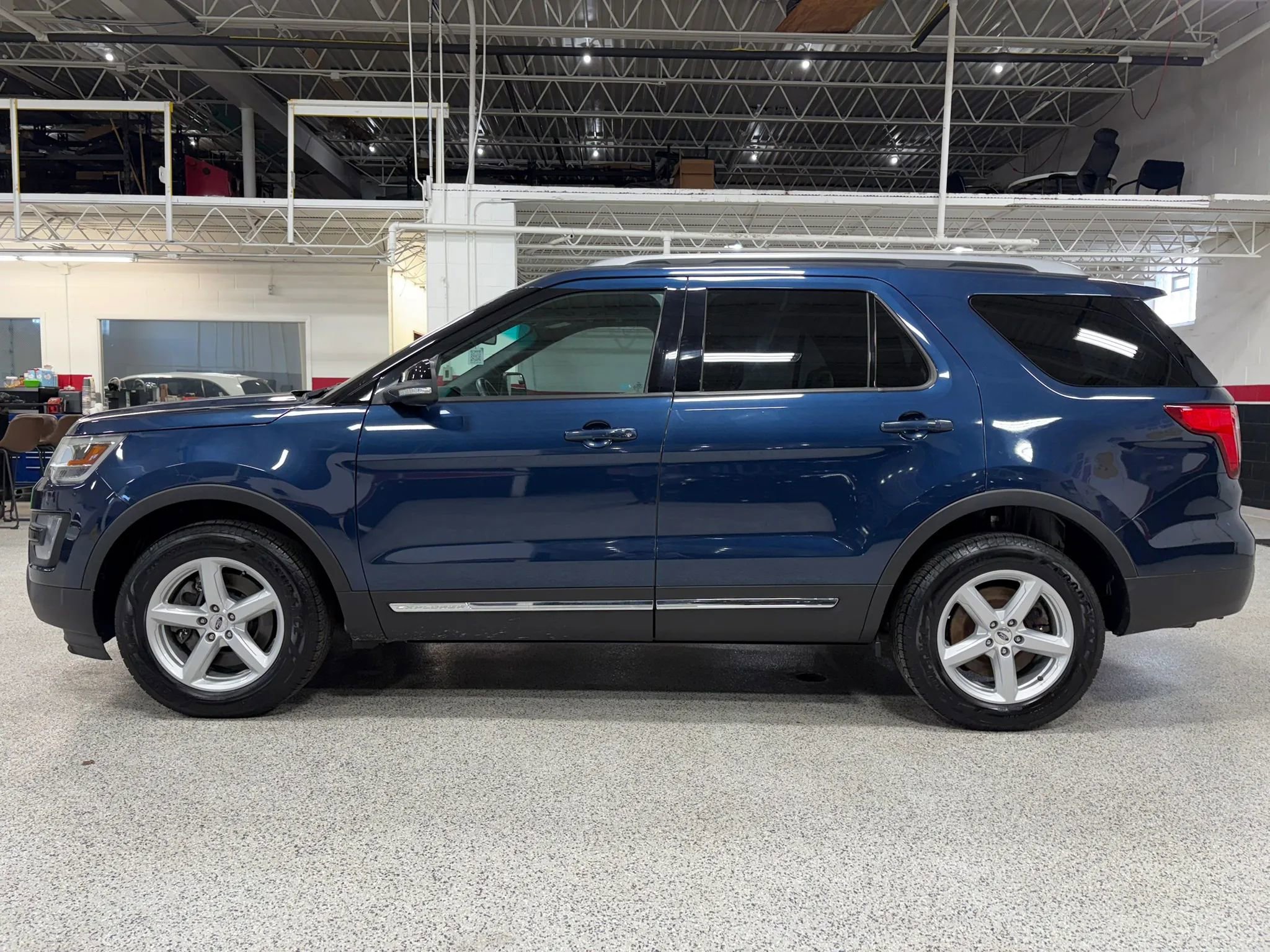Used 2017 Ford Explorer XLT w/ Equipment Group 201A AWD/4WD image 9