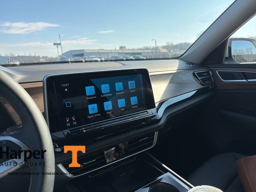 Used 2024 Volkswagen Atlas SE w/ Black Wheel Package image 16