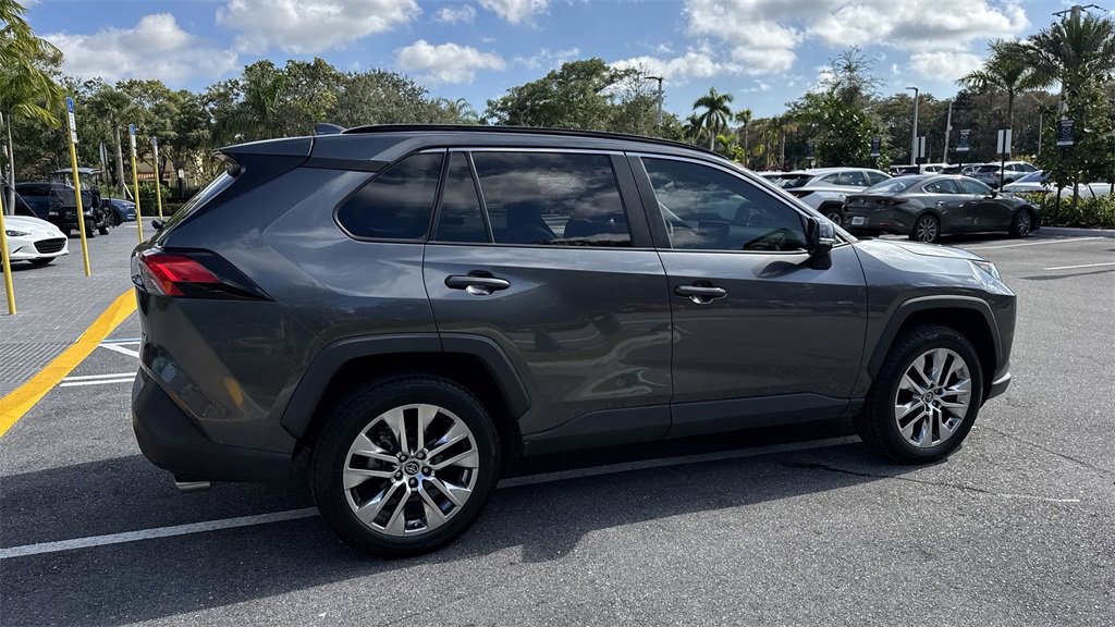 Used 2021 Toyota RAV4 XLE Premium image 5