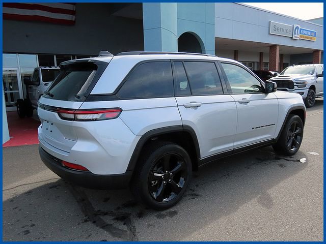 Used 2023 Jeep Grand Cherokee Altitude AWD/4WD image 7