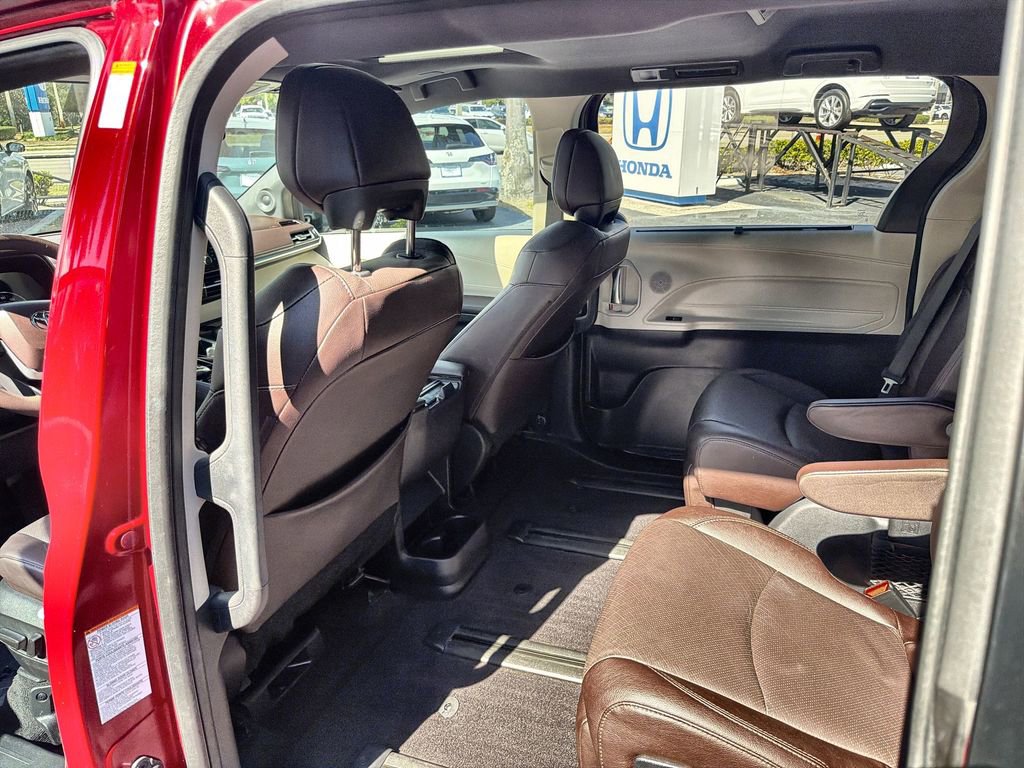 Used 2024 Toyota Sienna Platinum image 27