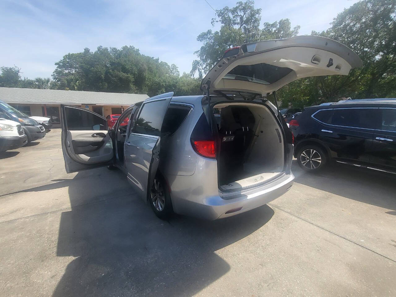 Used 2017 Chrysler Pacifica Touring w/ Tire & Wheel Group FWD image 82