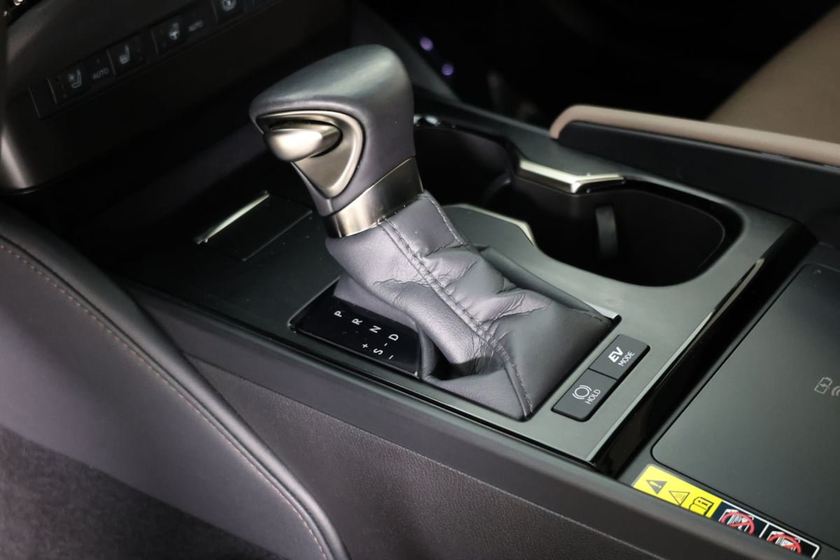 Used 2024 Lexus ES 300h Ultra Luxury w/ Accessory Package (Z2) FWD image 6