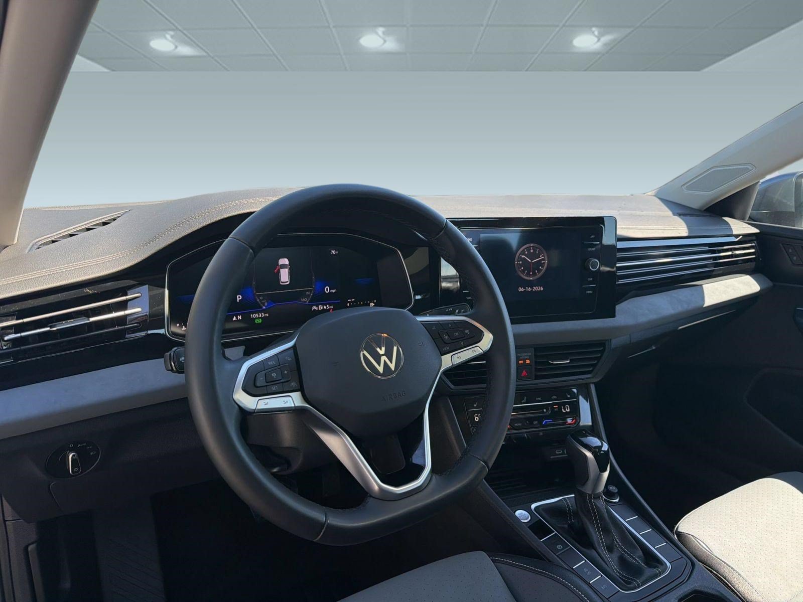 Used 2025 Volkswagen Jetta SE w/ Sunroof Package FWD image 4