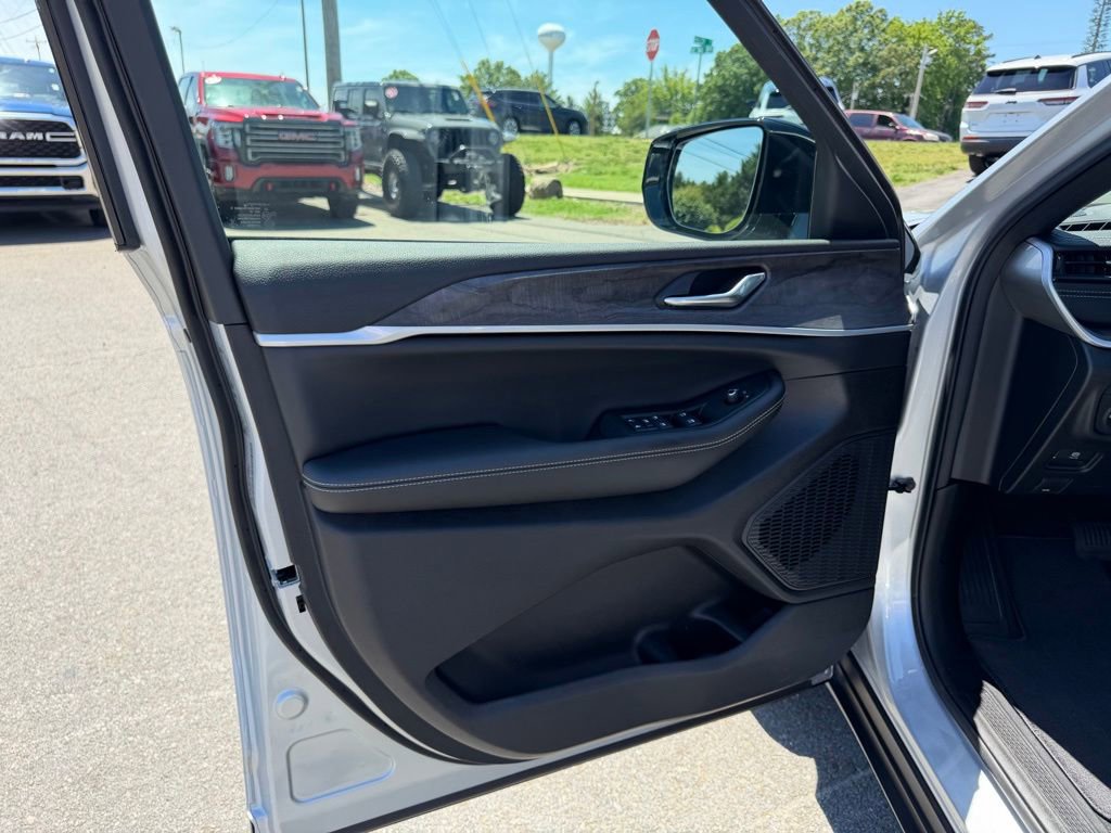 New 2026 Jeep Grand Cherokee L 4WD image 12
