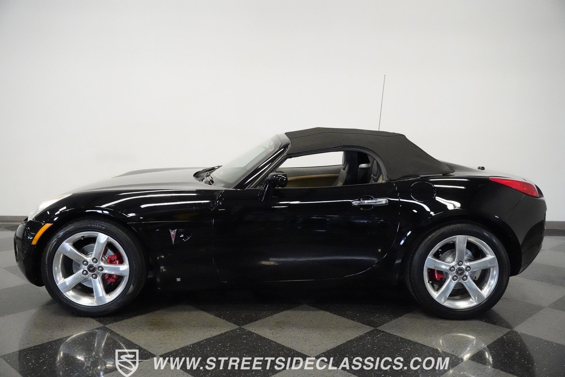 Used 2006 Pontiac Solstice Convertible w/ Premium Package image 2