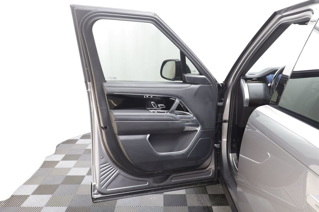 Used 2025 Land Rover Range Rover SE image 5