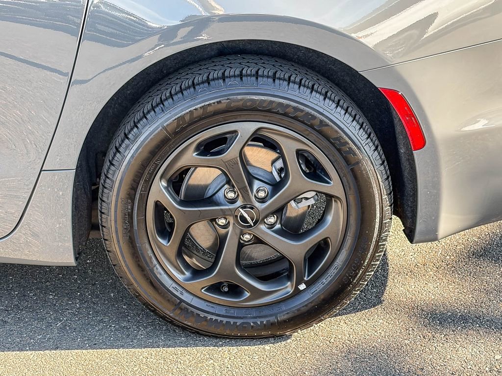 Used 2025 Chrysler Pacifica Premium image 15