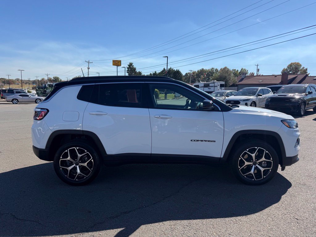 Used 2025 Jeep Compass Limited AWD/4WD image 2