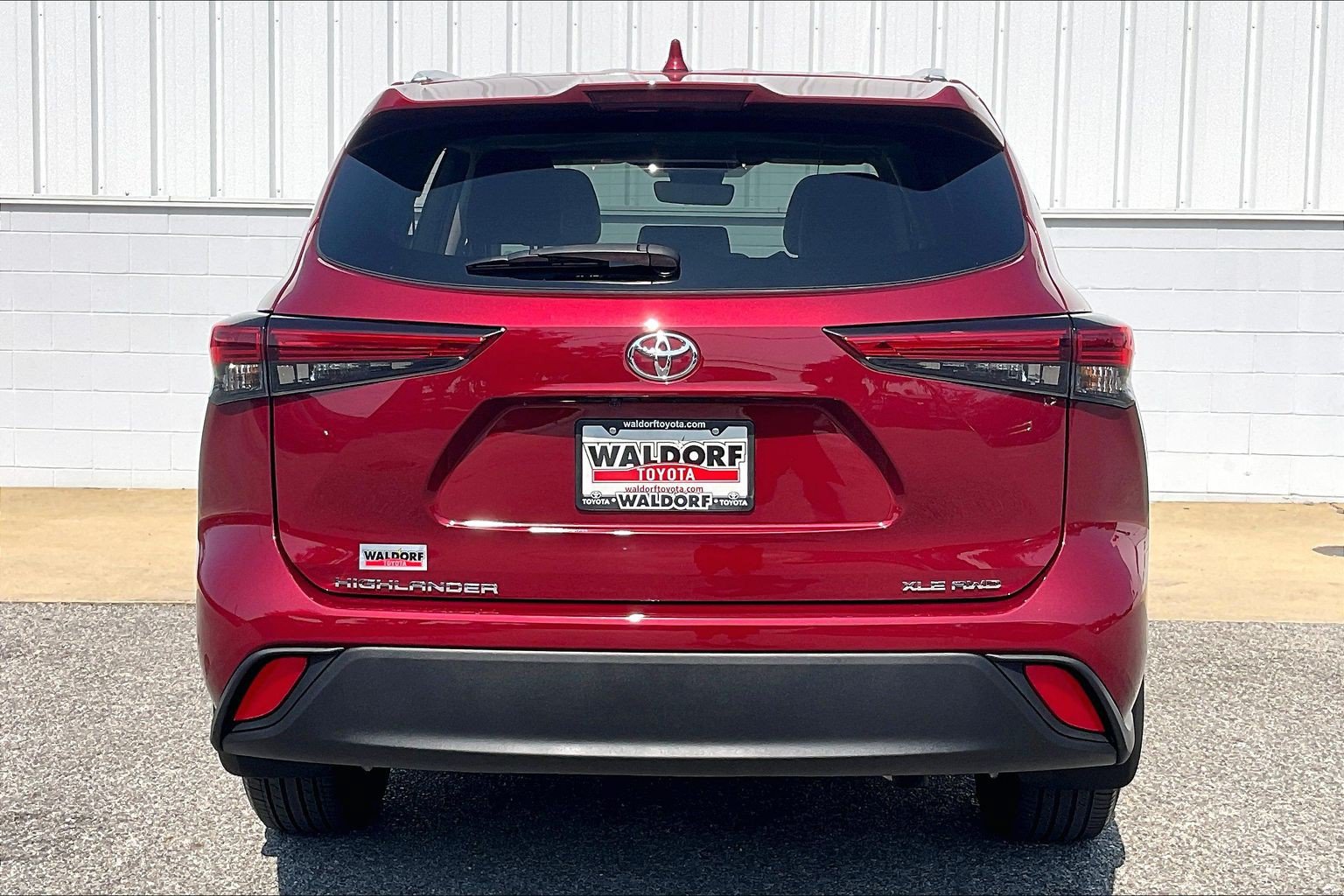 Used 2021 Toyota Highlander XLE AWD/4WD image 5