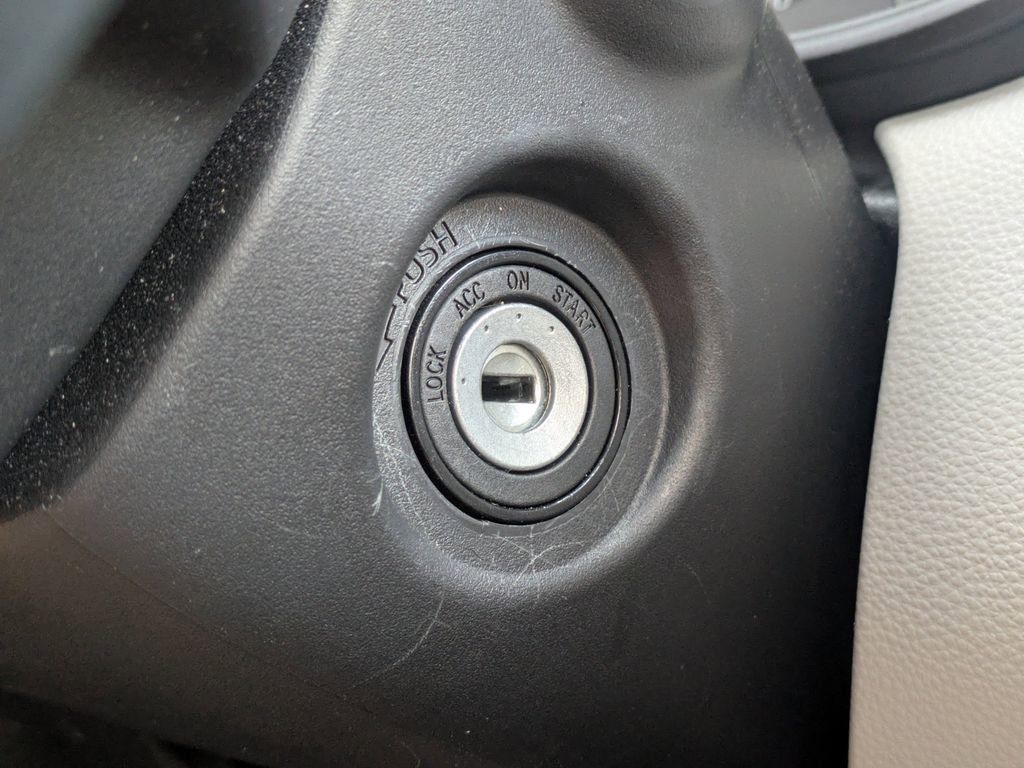 Used 2025 Toyota Corolla Cross L image 31