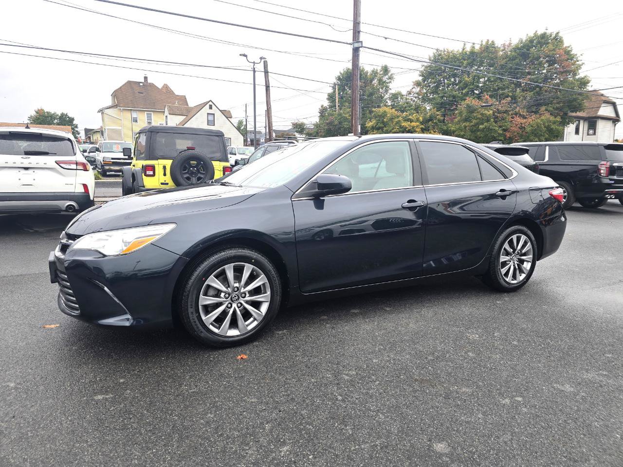 Used 2017 Toyota Camry XLE w/ Moonroof Package FWD image 3