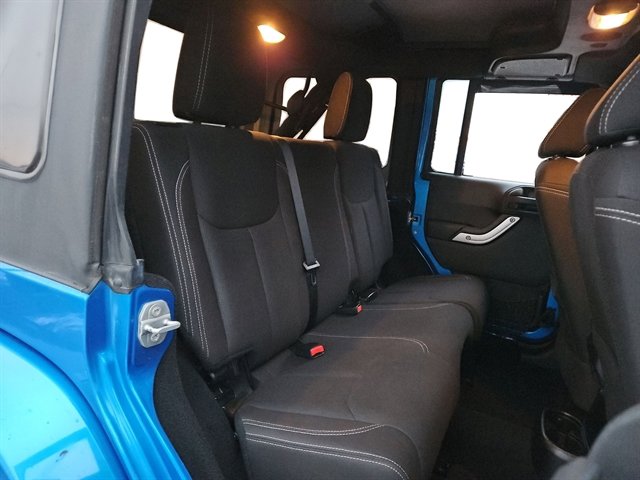 Used 2015 Jeep Wrangler Unlimited Sahara w/ Connectivity Group image 38