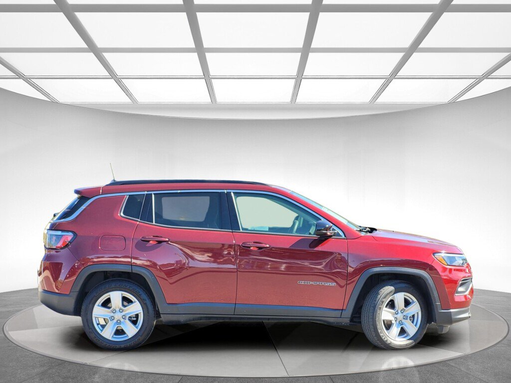 Used 2022 Jeep Compass Latitude image 2