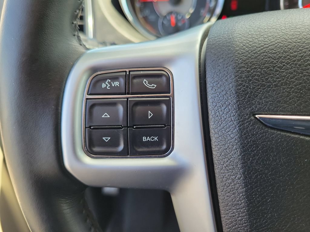 Used 2012 Chrysler Town & Country Touring FWD image 5