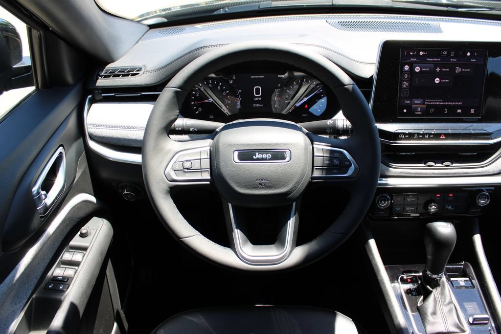 Used 2025 Jeep Compass Latitude AWD/4WD image 16