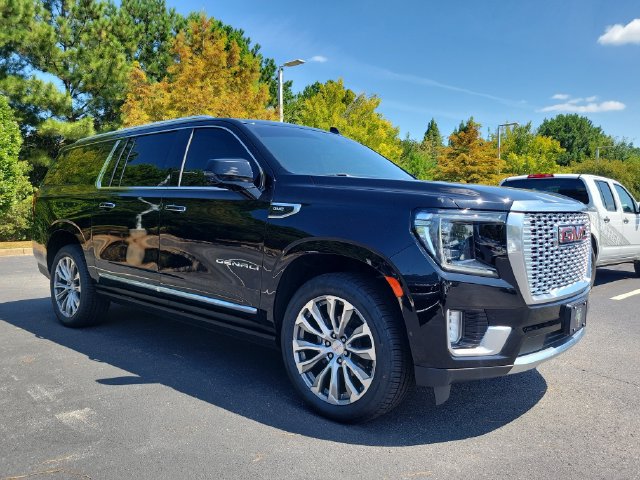 Used 2021 GMC Yukon XL Denali w/ Denali Premium Package AWD/4WD image 3