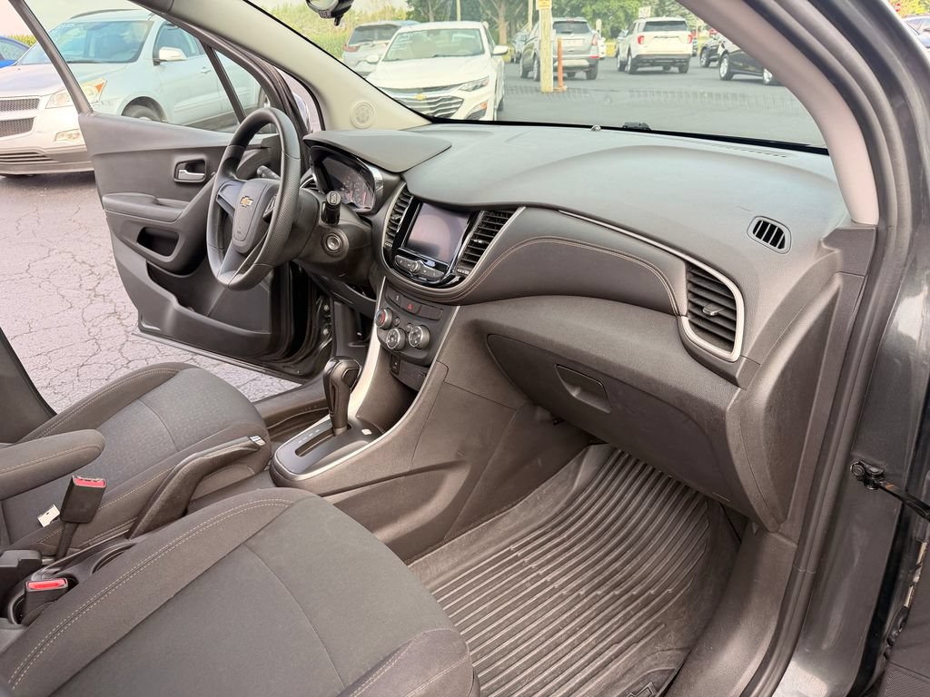 Used 2020 Chevrolet Trax LS FWD image 28