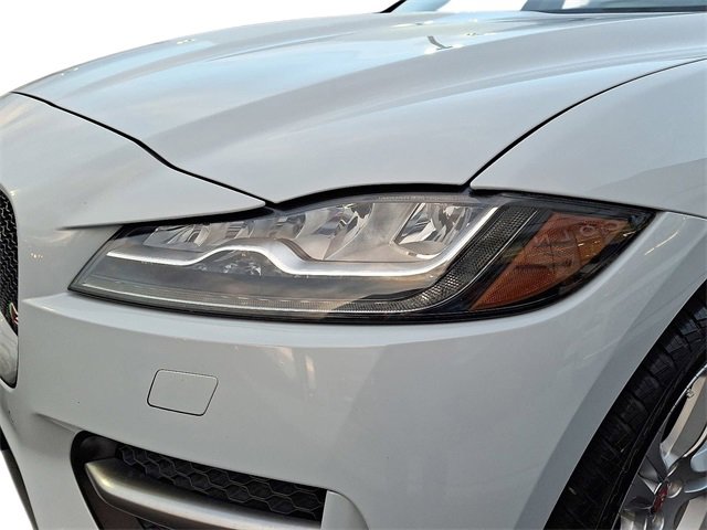 Used 2017 Jaguar F-PACE R-Sport image 9