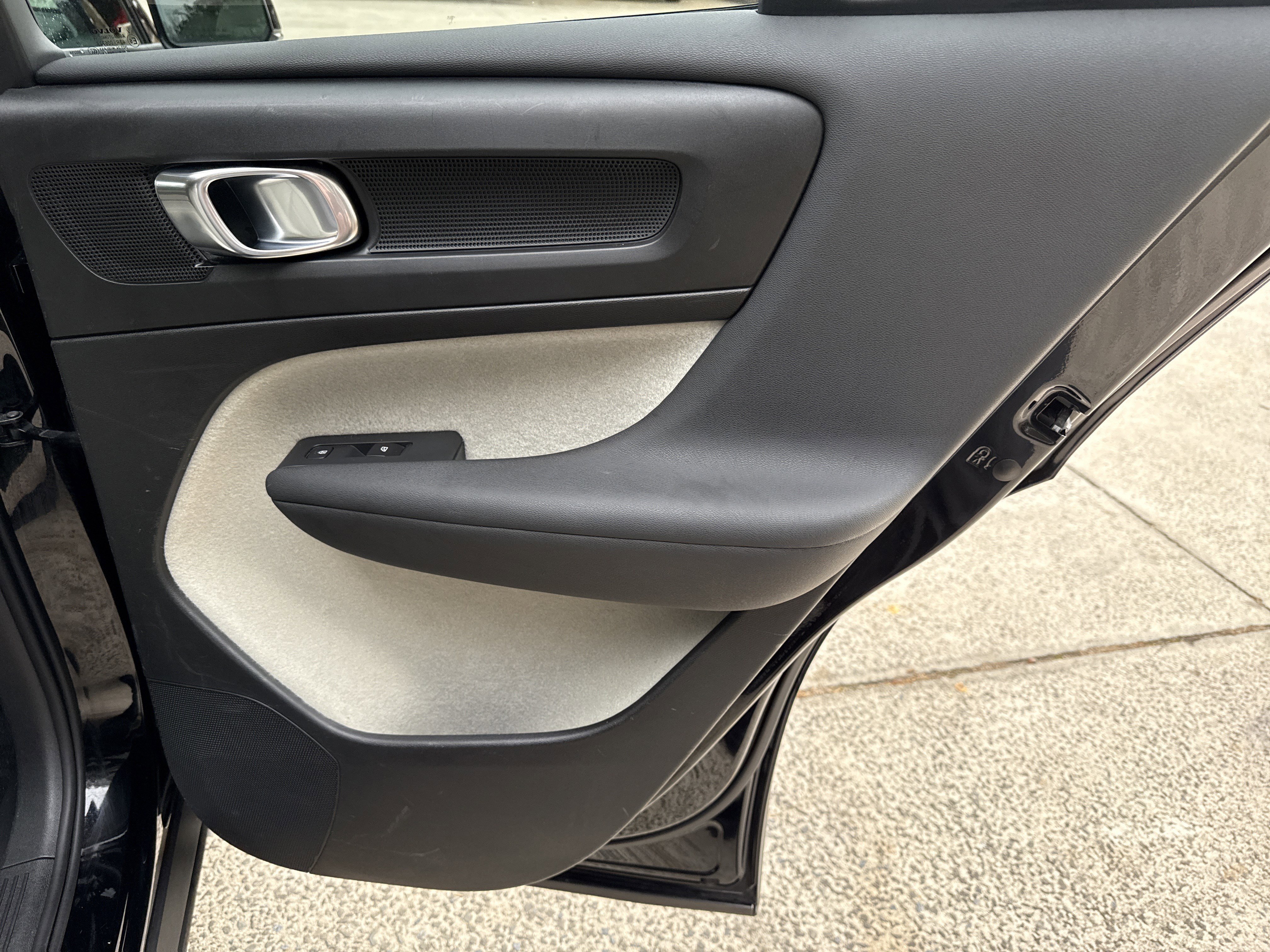 Used 2019 Volvo XC40 T5 Momentum image 16