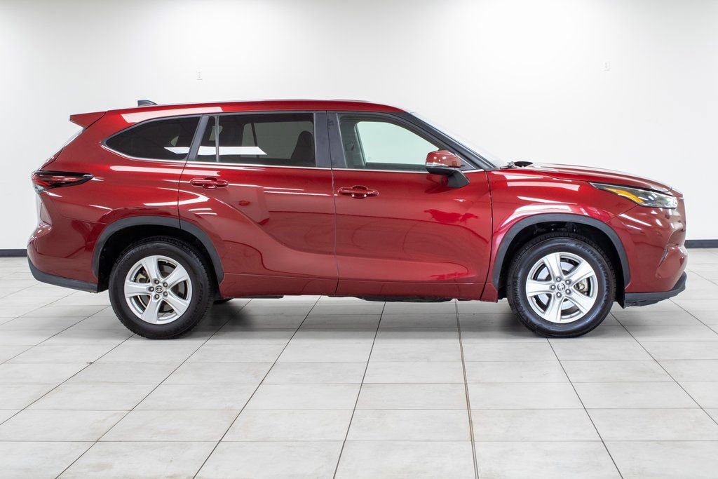 Used 2024 Toyota Highlander LE image 5