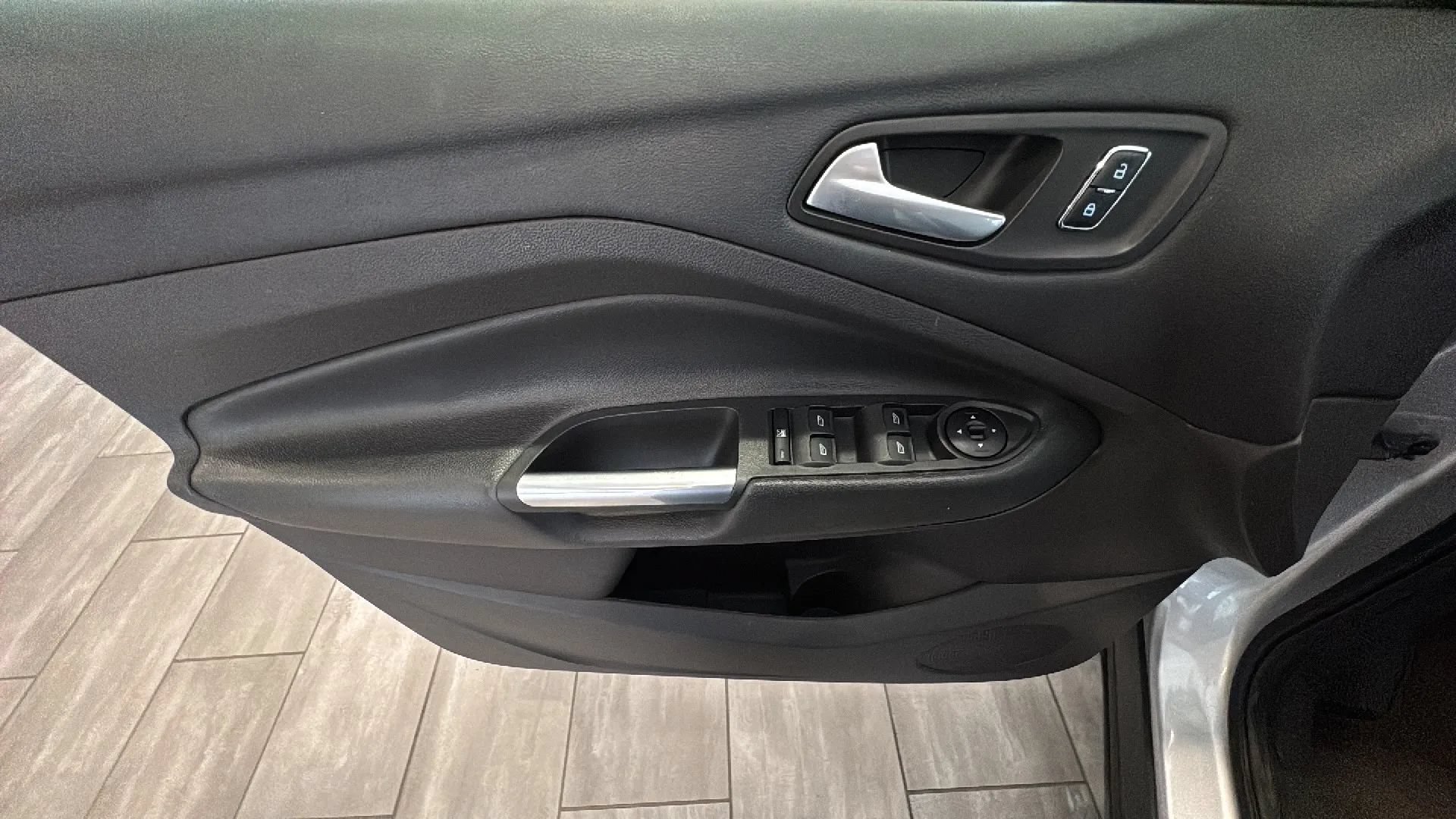 Used 2015 Ford Escape SE FWD image 25