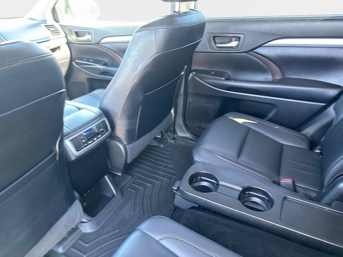 Used 2019 Toyota Highlander XLE FWD image 14