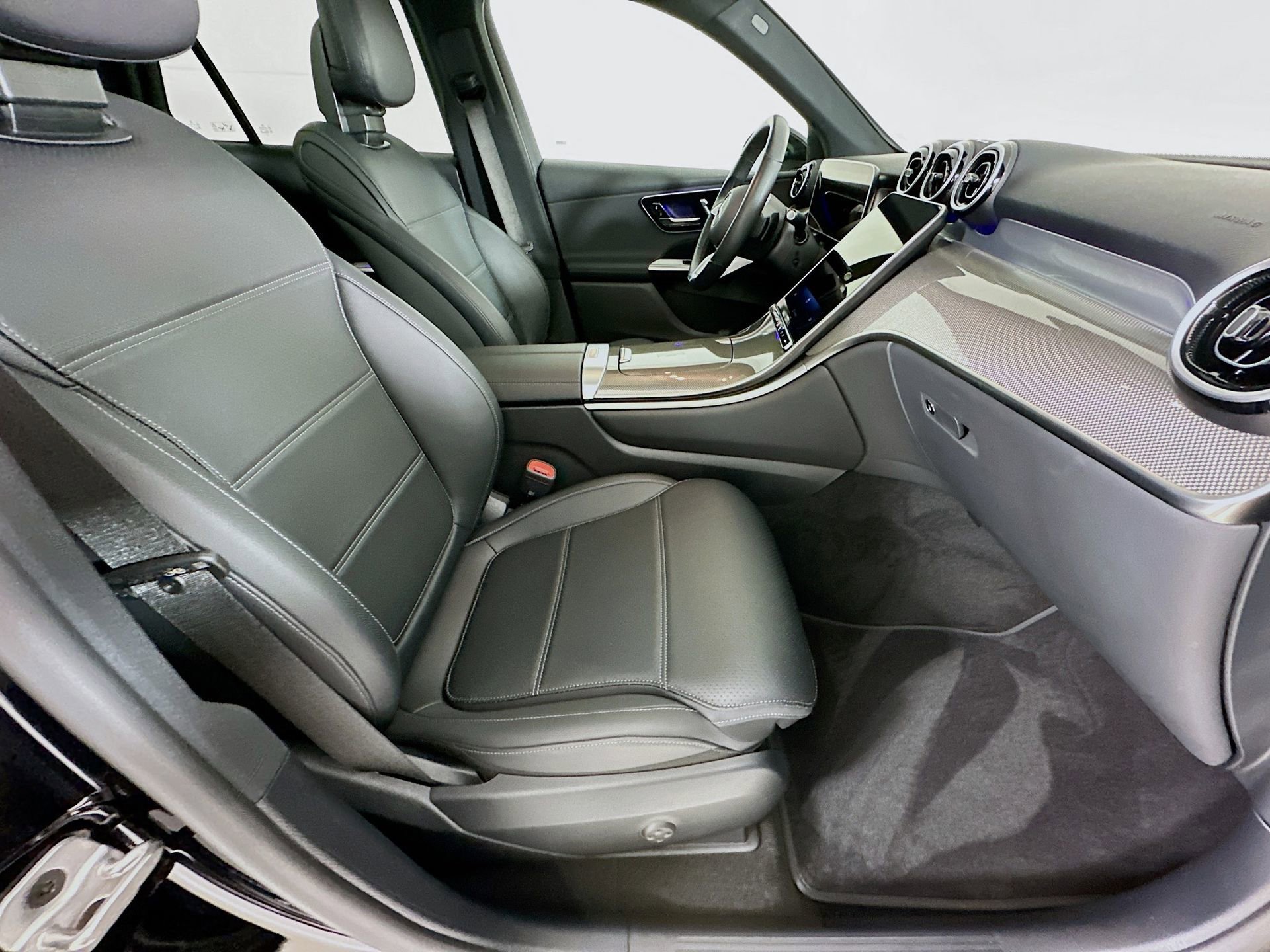 Certified 2025 Mercedes-Benz GLC 300 image 29