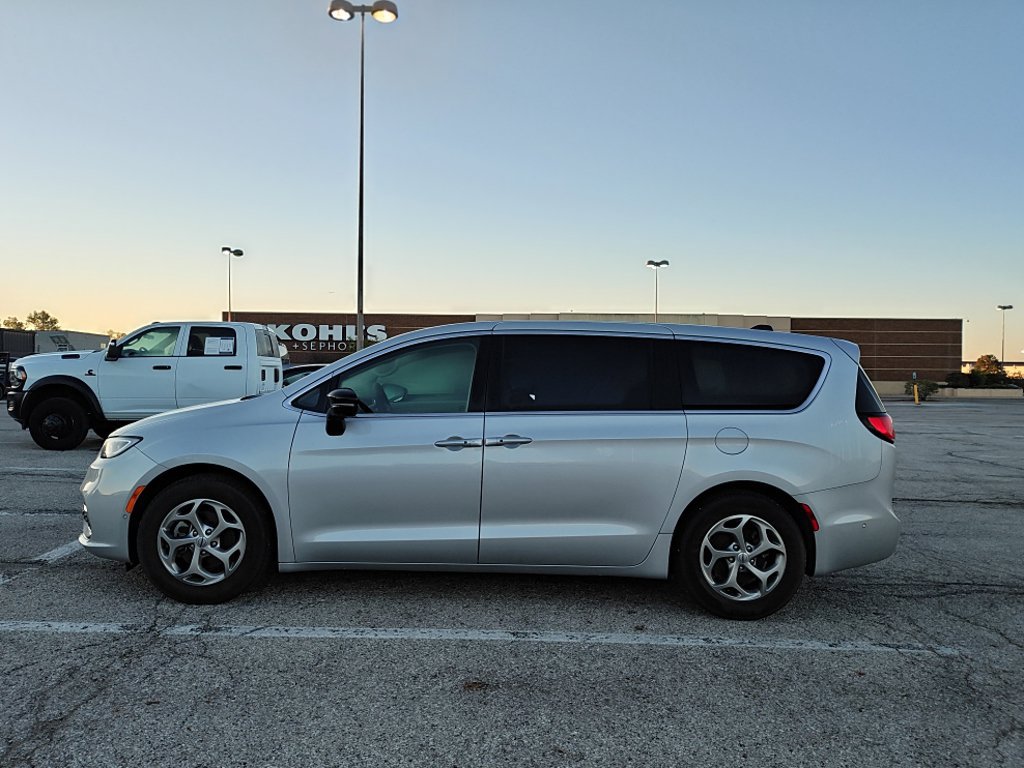 Used 2024 Chrysler Pacifica Limited FWD image 3