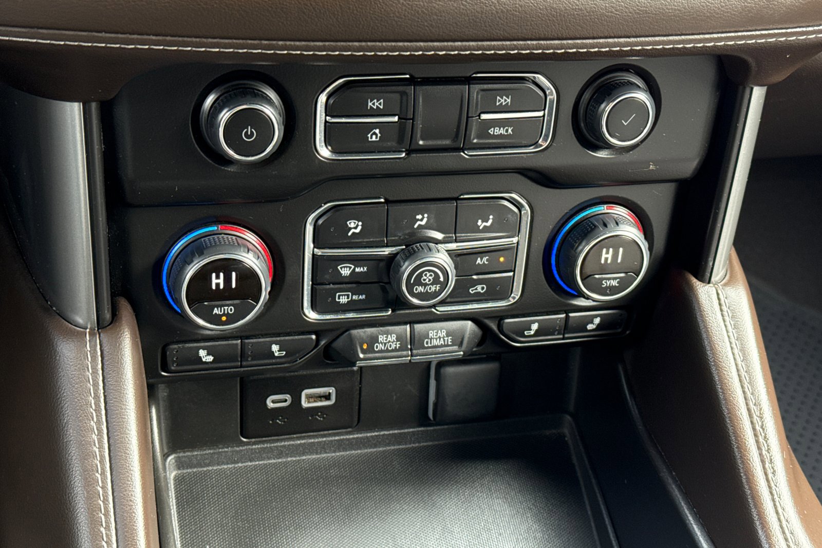 Used 2024 Chevrolet Suburban LT image 27