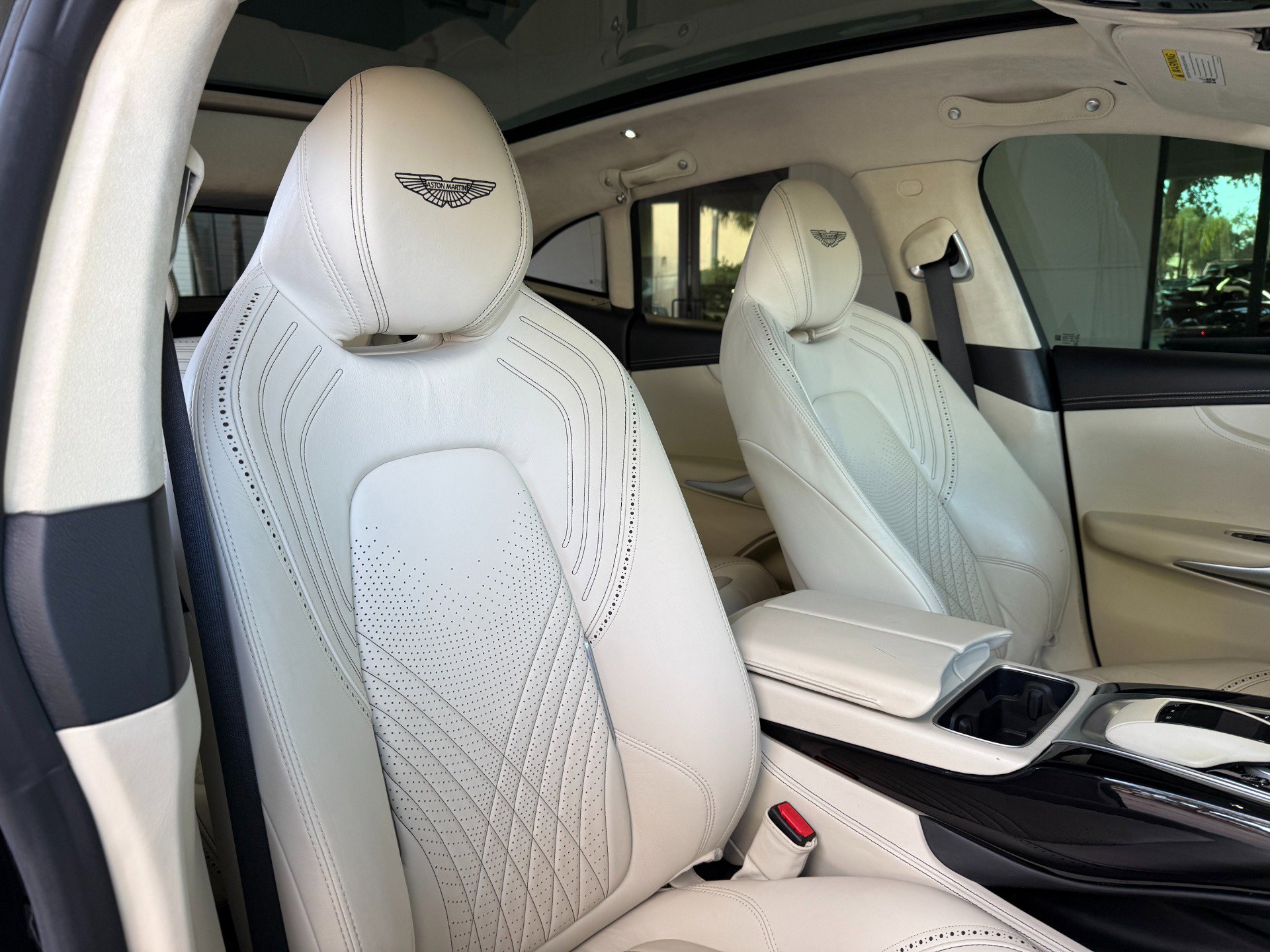 Used 2021 Aston Martin DBX image 33