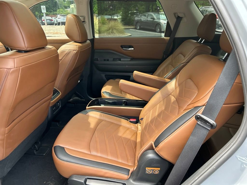 Used 2025 Nissan Pathfinder Platinum FWD image 3