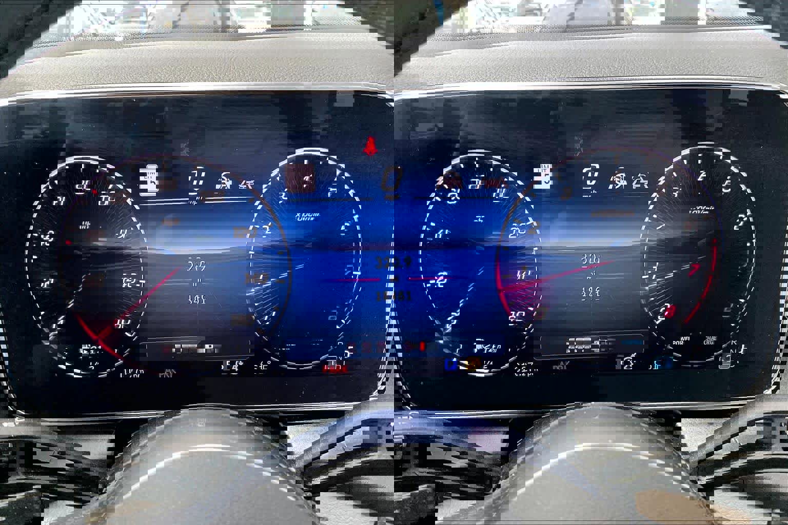 Used 2025 Mercedes-Benz GLC 300 4MATIC image 26