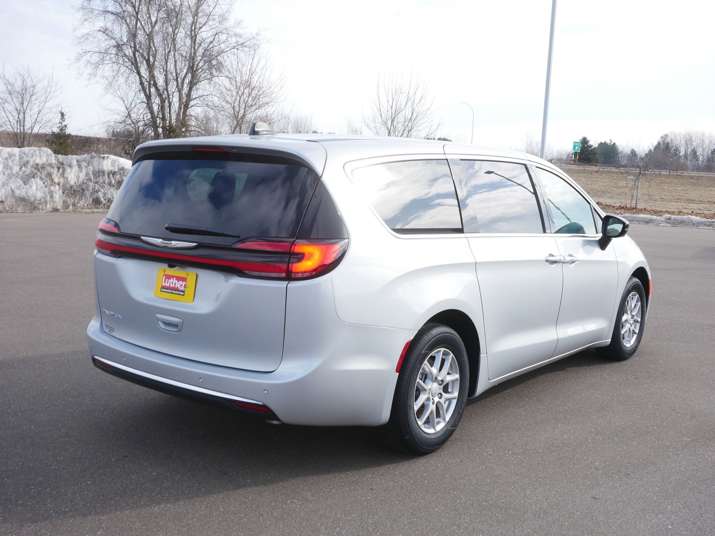 New 2026 Chrysler Pacifica Select image 3