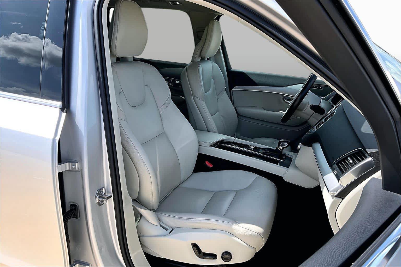 Used 2021 Volvo XC90 T5 Momentum w/ Protection Package Premier FWD image 9