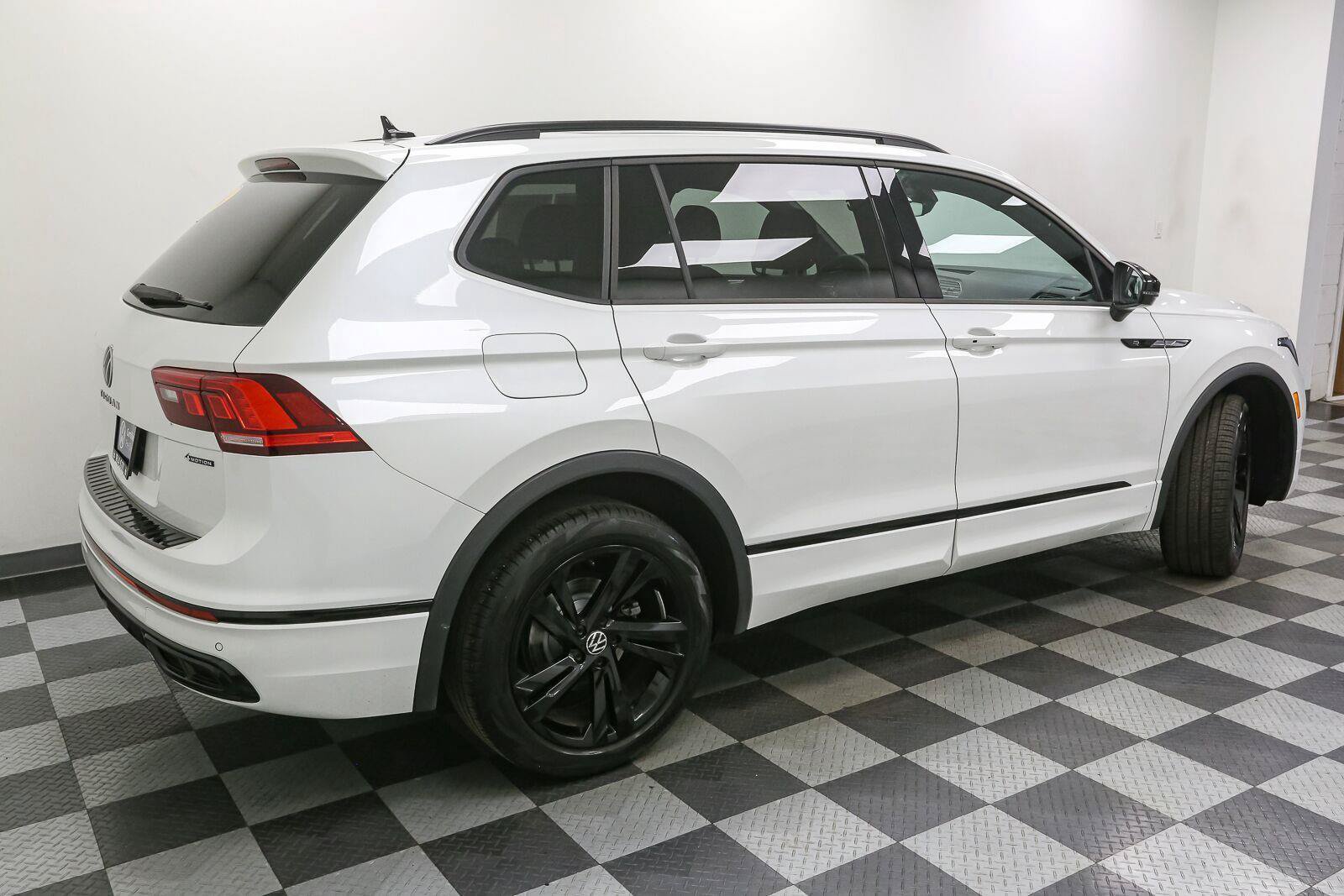 Certified 2024 Volkswagen Tiguan SE R-Line AWD/4WD image 11