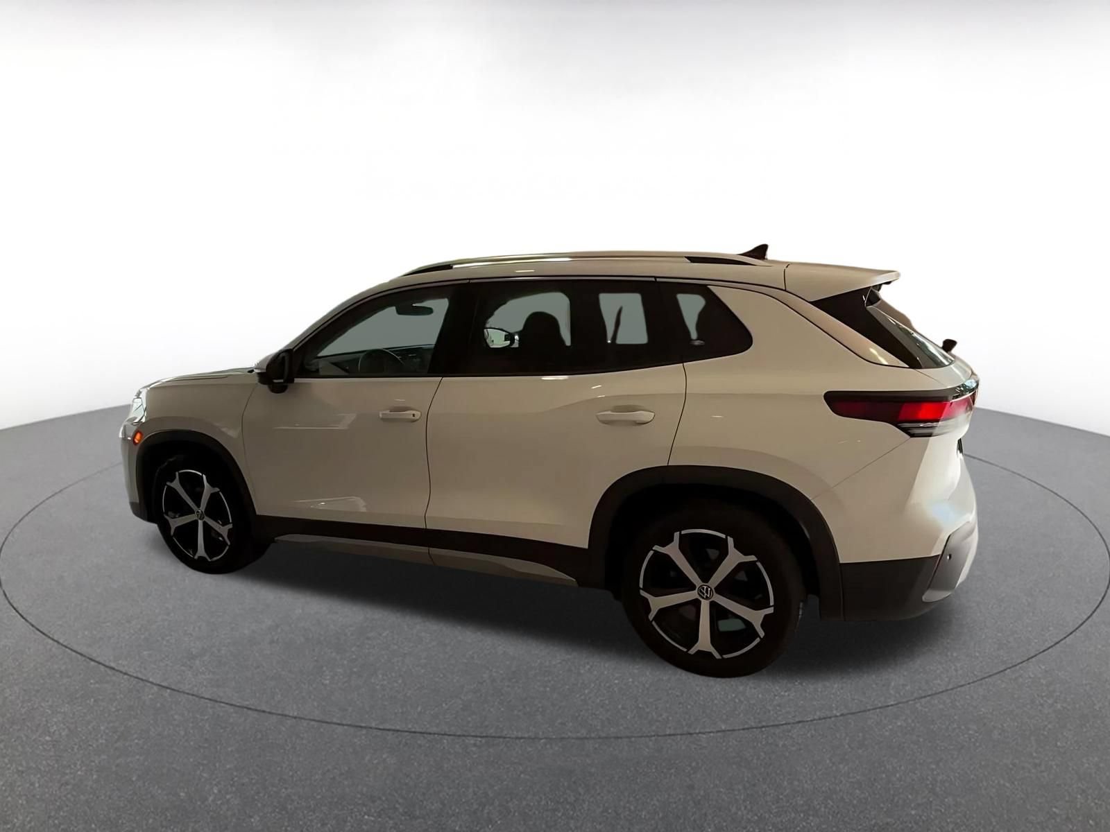 Used 2026 Volkswagen Tiguan SE FWD image 9