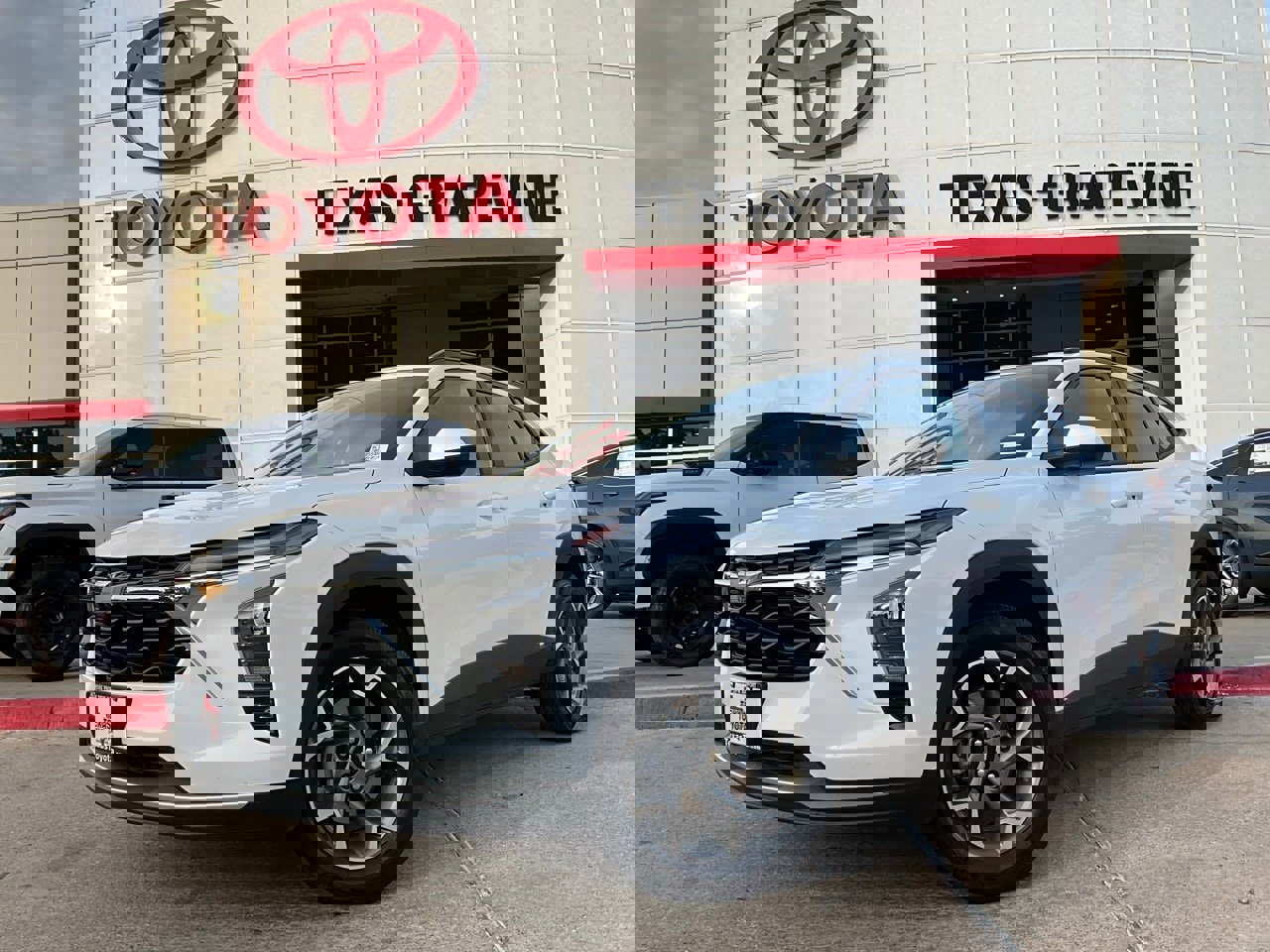 Used 2025 Chevrolet Trax LT image 2