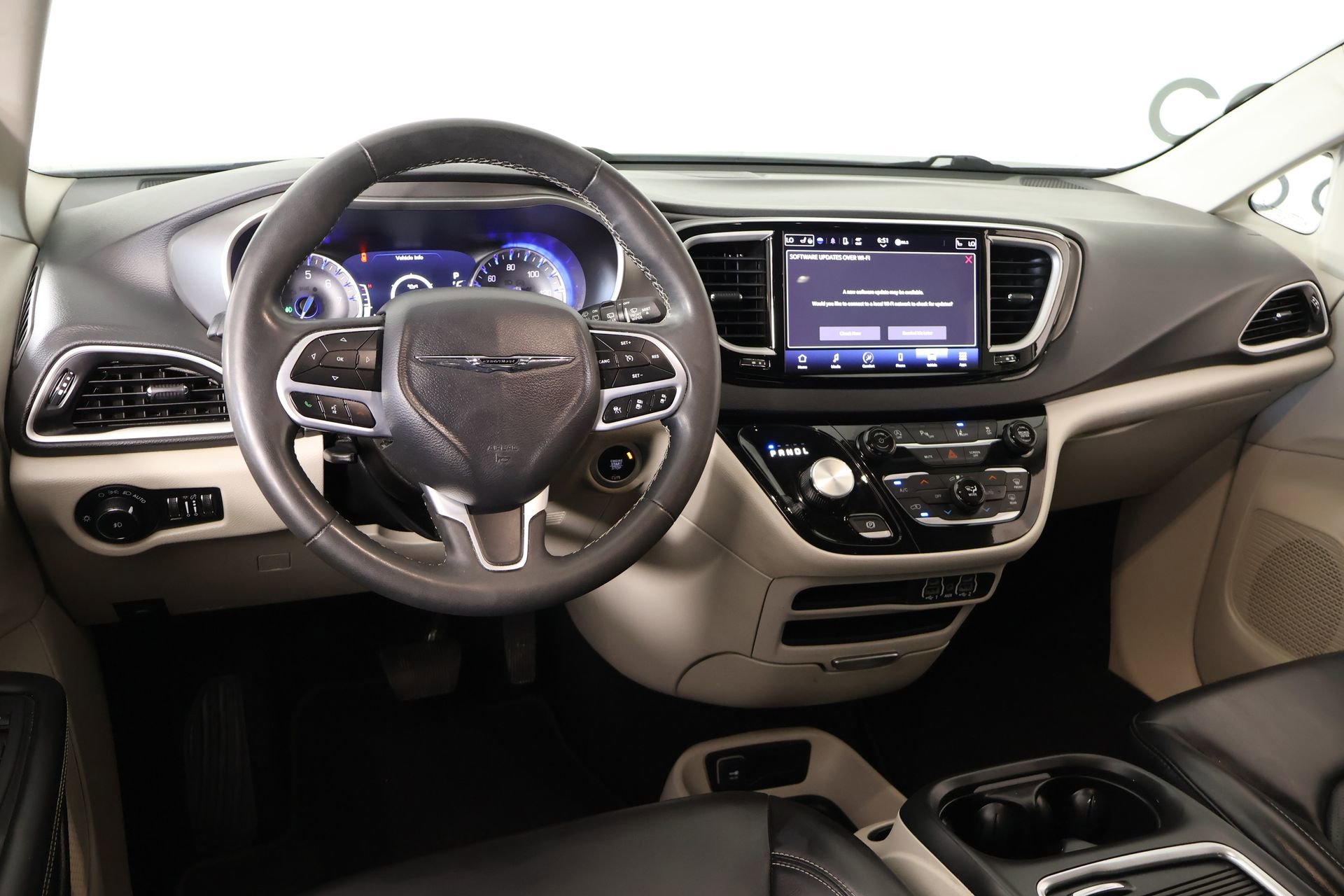 Used 2023 Chrysler Pacifica Touring-L image 2