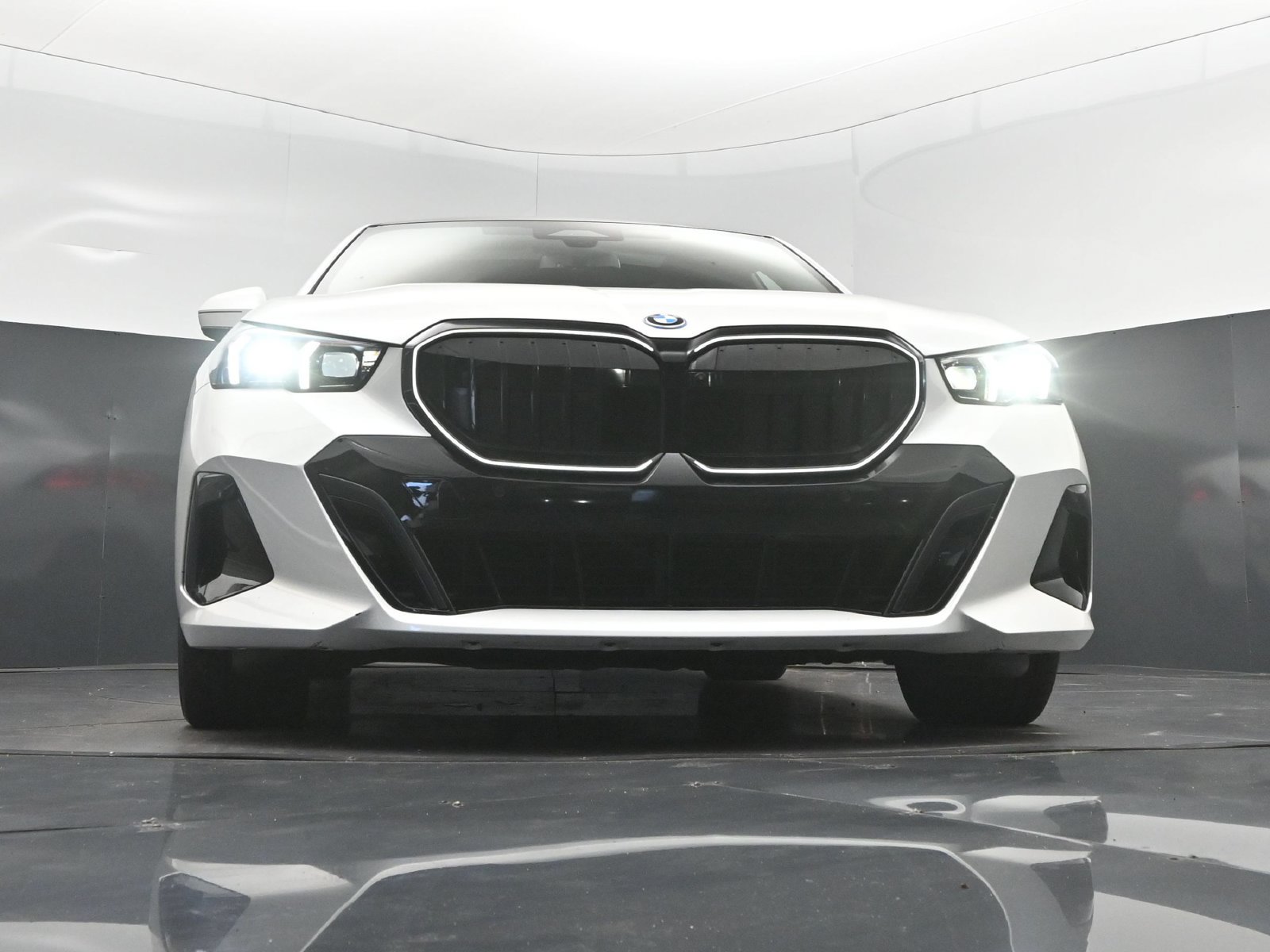 Used 2026 BMW 550e xDrive w/ Premium Package AWD/4WD image 47