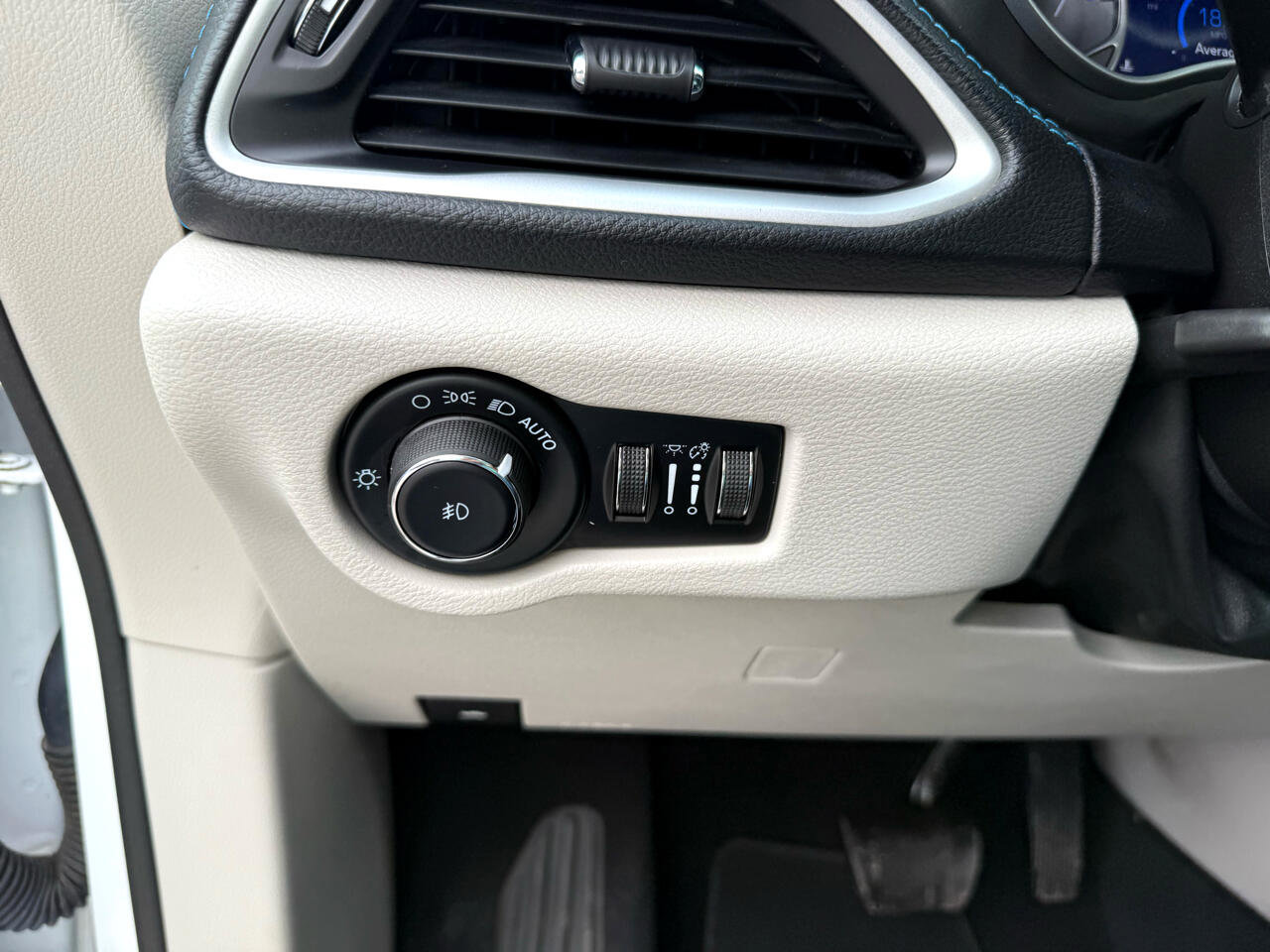 Used 2021 Chrysler Pacifica Touring-L image 23